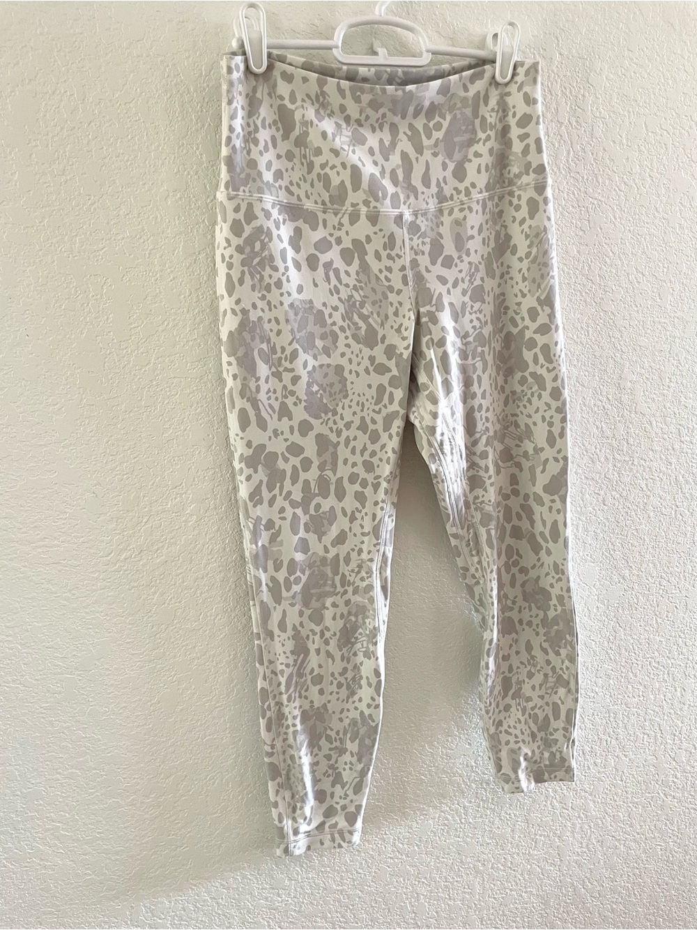 Lululemon Align 25” Cheetah Camo Antique White Sz 10 Yoga Pilates Athleisure - Picture 4 of 7